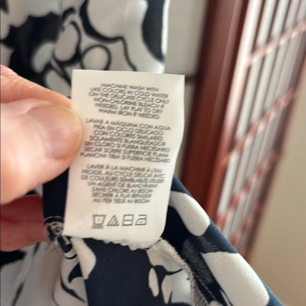 Cabi Floral Navy and White Women's Top with stripe shoulder detail. size XXL - Picture 7 of 8